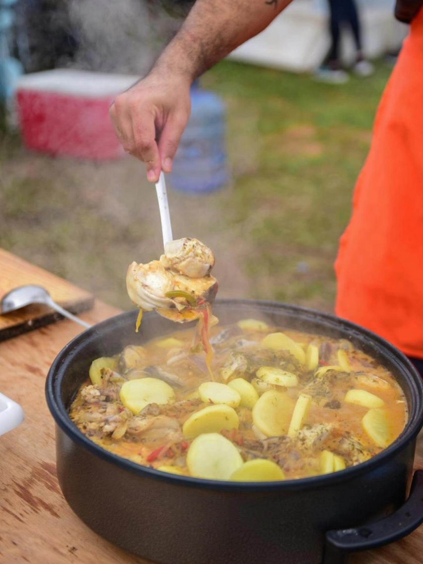 Preparación del piracaldo en el festival
