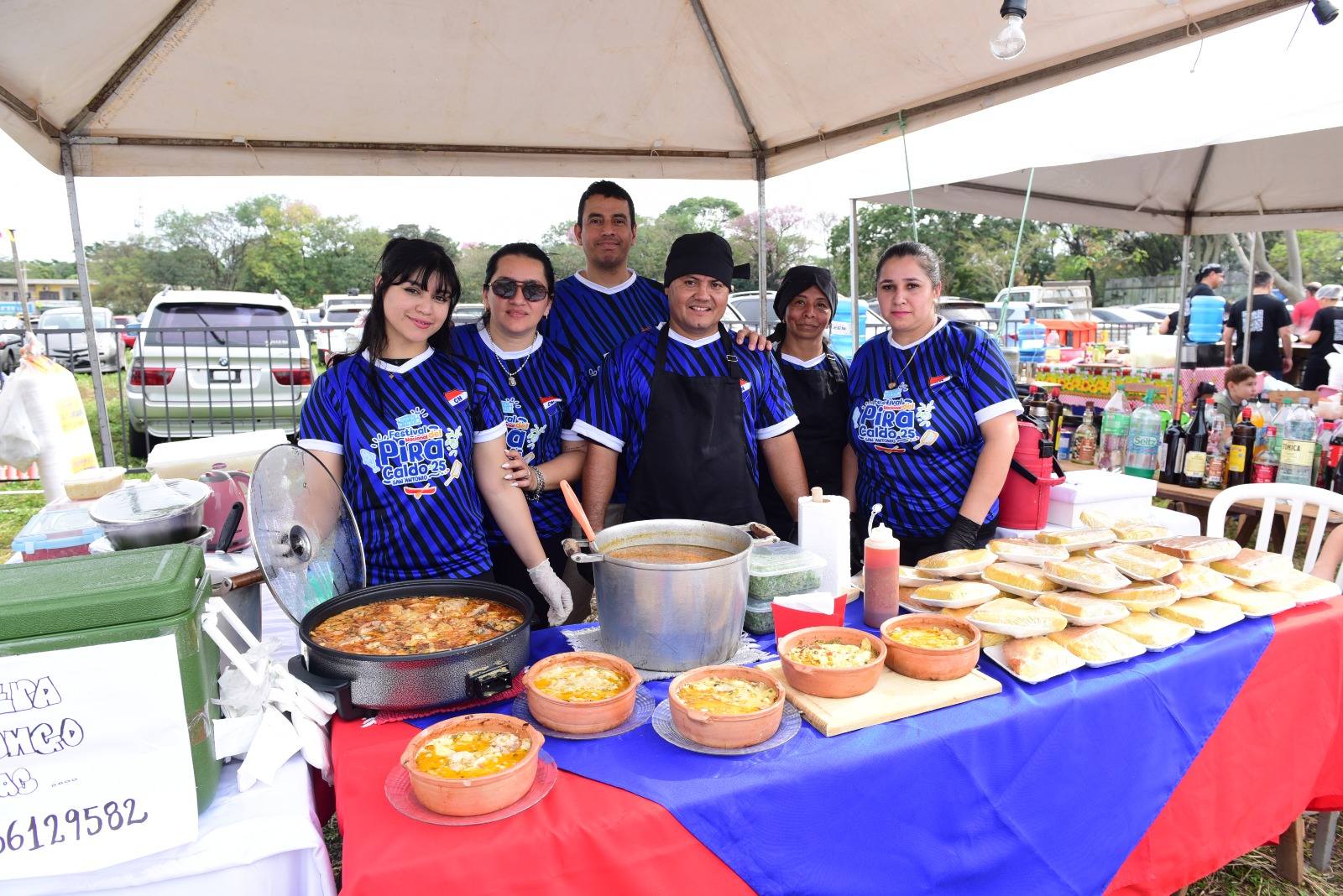 Expositores con platos tradicionales