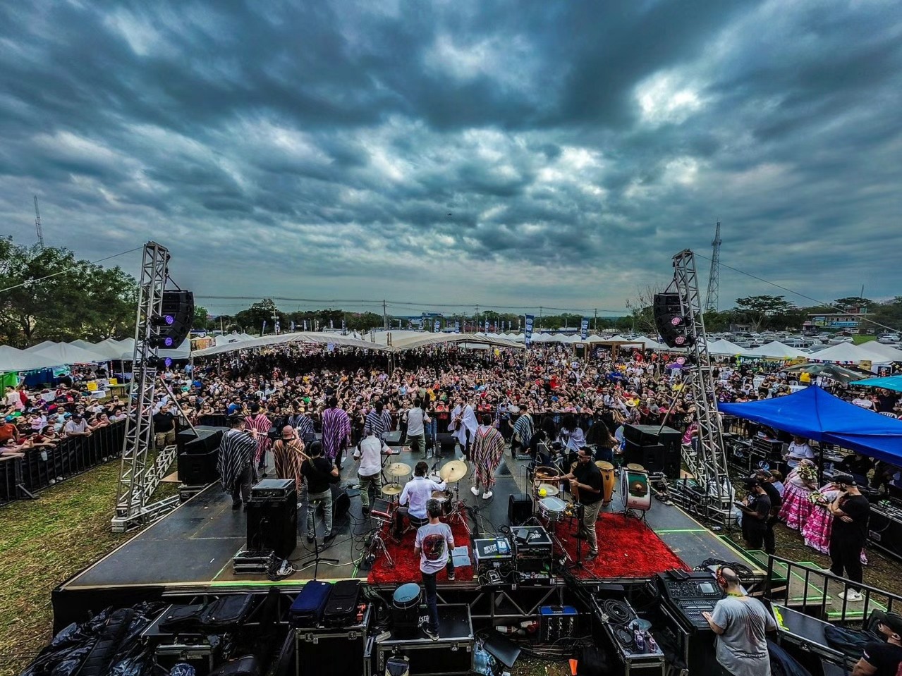 Escenario y público del festival