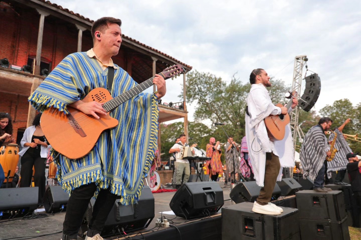 Músicos en el escenario